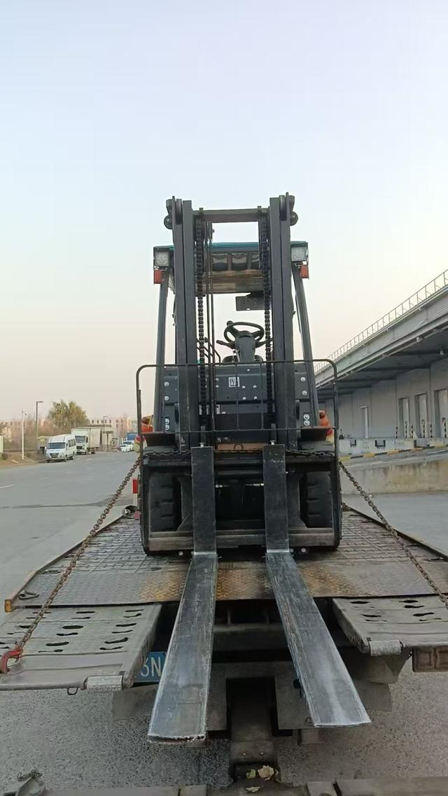 東莞汽車救援 專業(yè)高效的拖車補(bǔ)胎與送油服務(wù)解析